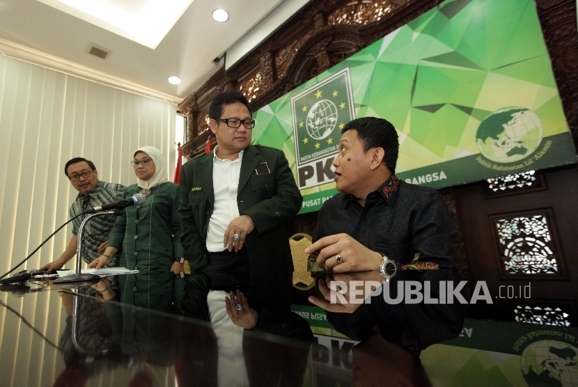 Ketua Umum Partai Kebangkitan Bangsa, Muhaimin Iskandar (kedua kanan), bersama Sekretaris Jenderal DPP Partai Kebangkitan Bangsa Abdul Kadir Karding (kanan), Ketua panitia Mukernas Ida Fauziah (kedua kiri), dan Wakil Bendahara Umum DPP PKB Bambang Susanto 