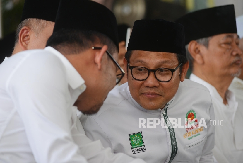  Ketua Umum Partai Kebangkitan Bangsa (PKB) Muhaimin Iskandar (kedua kanan) berbincang bersama Menteri Tenaga Kerja Hanif Dhakiri (kiri) saat Musabaqoh Kitab Kuning yang diadakan di Gedung DPP PKB, Jakarta, Selasa (12/4). (Republika/ Raisan Al Farisi)