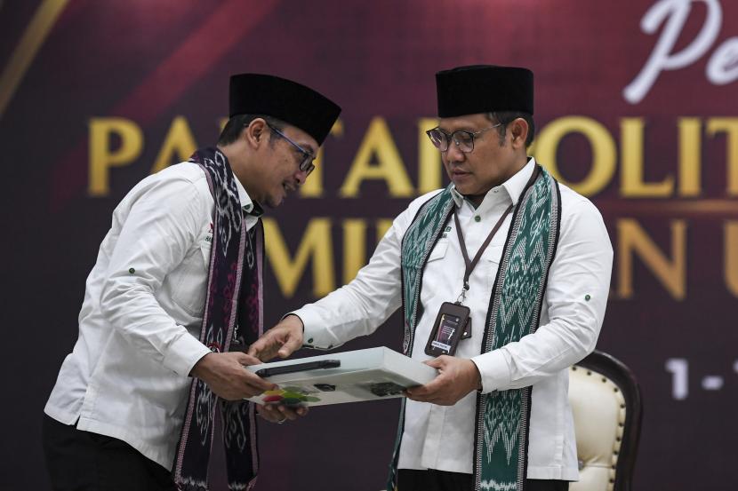 Ketua Umum Partai Kebangkitan Bangsa (PKB) Muhaimin Iskandar (kanan) menerima berkas partai dari Sekretaris Jenderal Hasanuddin Wahid (kiri) saat melakukan Pendaftaran Partai Politik Calon Peserta Pemilu tahun 2024 di Gedung KPU, Jakarta, Senin (8/8/2022). KPU telah menerima berkas dari 18 partai politik yang mendaftar sebagai calon peserta Pemilu 2024 di hari kedelapan pendaftaran. 