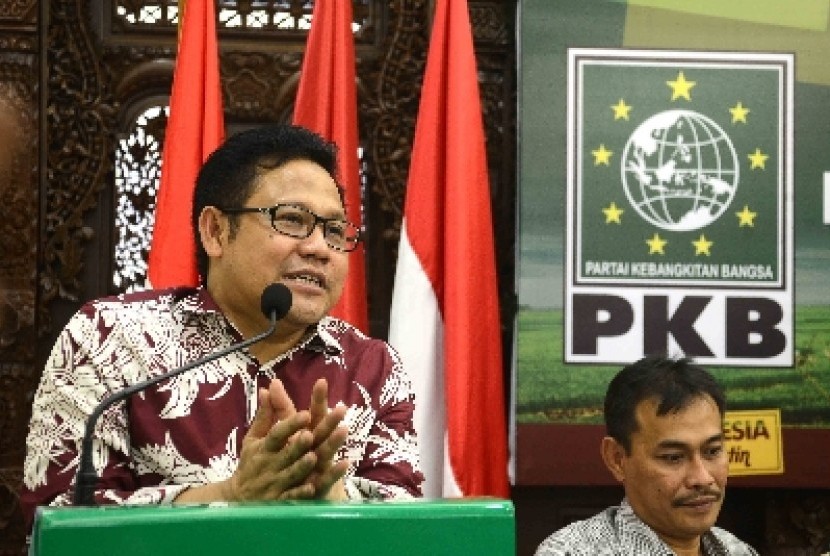 Ketua Umum Partai Kebangkitan Bangsa (PKB), Muhaimin Iskandar memberi sambutannya dalam diskusi Membangun Indonesia dari Pertanian dan Pengatan Desa di Kantor PKB, Jakarta, Ahad (24/8). 