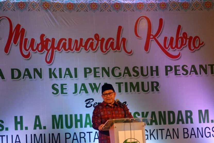 Ketua umum Partai Kebangkitan Bangsa (PKB) Muhaimin Iskandar memberi sambutan dalam Musyawarah Kubro Ulama dan Kiai Pengasuh Pesantren se-Jawa Timur di Pesantren Bumi Sholawat, Lebo, Sidoarjo, Jawa Timur, Kamis (25/5). Acara yang dihadiri para kiai sepuh NU tersebut untuk mendukung Saifullah Yusuf atau Gus Ipul maju sebagai Calon Gubernur Jatim dalam Pilkada Jatim 2018.