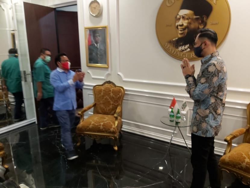 Ketua Umum Partai Kebangkitan Bangsa (PKB) Muhaimin Iskandar menerima kedatangan Ketua Umum Partai Demokrat Agus Harimurti Yudhoyono, di Kantor DPP PKB, Jakarta, Rabu (8/7). 
