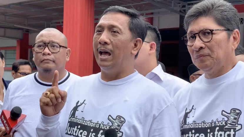 Ketua Umum Partai Kebangkitan Nusantara (PKN) Gede Pasek Suardika (tengah) saat beri keterangan pers terkait kebebasan Anas Urbaningrum di Lapas Sukamiskin, Bandung, Selasa (11/4/2023).