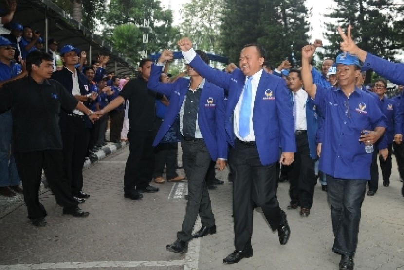 Ketua Umum Partai Nasdem, Rio Patrice Capella (berdasi) menyambut kader, saat akan menyerahkan berkas verifikasi partai ke Kementrian Hukum dan HAM di Jakarta.