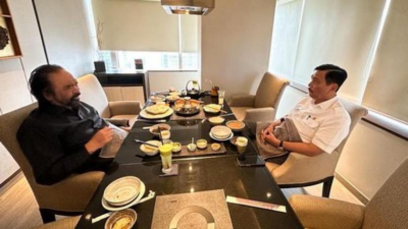 Ketua Umum Partai Nasdem, Surya Paloh bertemu dengan Menteri Koordinator Kemaritiman dan Investasi Luhut Binsar Pandjaitan dalam sebuah makan siang di Wisma Nusantara, Jakarta, Jumat (5/5/2023).