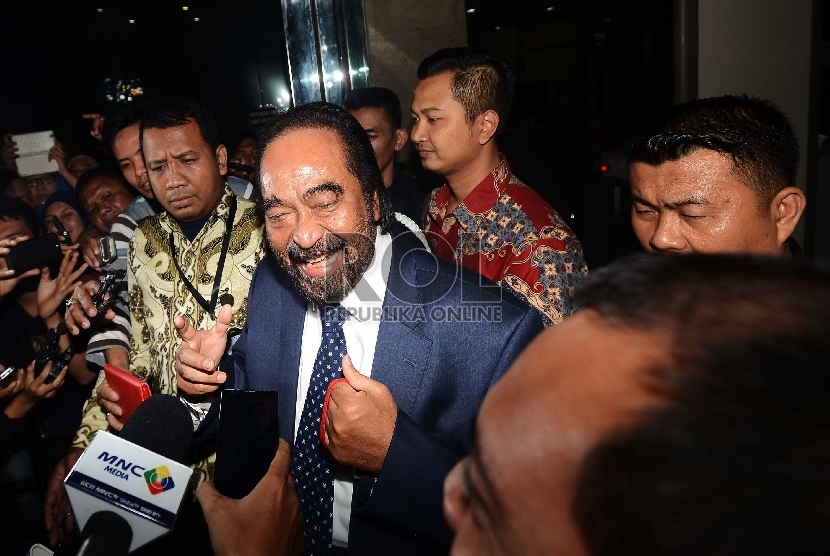  Ketua Umum Partai Nasdem Surya Paloh dimintai keterangan oleh wartawan sesaat sebelum menjalani pemeriksaan sebagai saksi di Gedung KPK, Jakarta, Jumat (23/10).  ( Republika/Raisan Al Farisi )