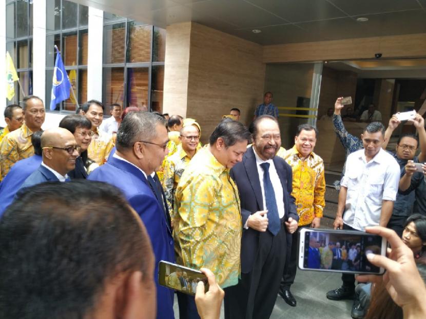 Ketua Umum Partai Nasdem Surya Paloh Disambut Ketua Umum Partai Golkar Airlangga Hartarto saat tiba di Kantor DPP Partai Golkar, Slipi, Jakarta, Senin (9/3).