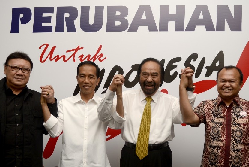  Ketua Umum Partai Nasdem Surya Paloh (kedua kanan) , Capres PDI Perjuangan Joko Widodo (kedua kiri), Sekjen PDIP Tjahyo Kumolo (kiri) dan Sekjen Partai Nasdem Patrice Rio Capella (kanan) mengangkat tangan bersama saat bertemu di Jakarta, Jumat (2/5). 