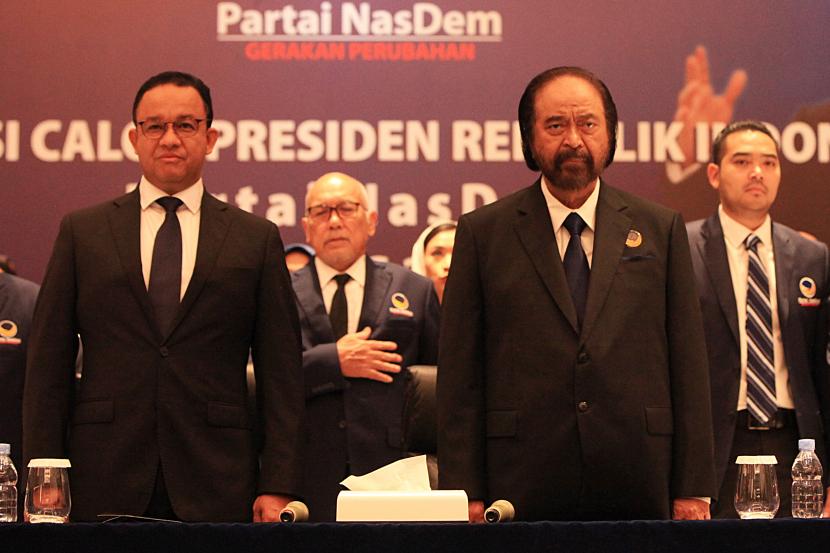 Ketua Umum Partai NasDem Surya Paloh (kedua kanan) bersama calon presiden yang diusung Nasdem pada Pemilihan Presiden (Pilpres) 2024 Anies Baswedan (kiri) saat Deklarasi Calon Presiden Republik Indonesia Partai NasDem di NasDem Tower, Jakarta, Senin (3/10/2022). Partai NasDem resmi mengusung Anies Baswedan maju jadi capres untuk Pemilu 2024.