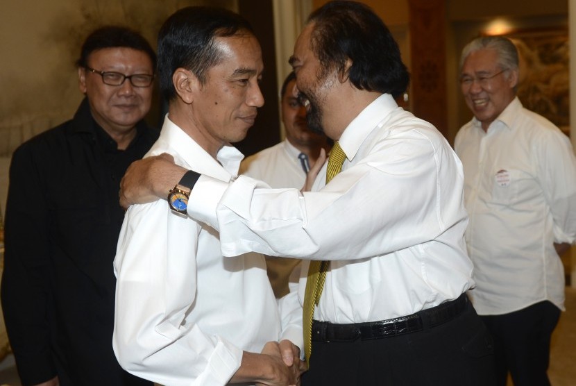 Ketua Umum Partai Nasdem Surya Paloh (kedua kanan) menerima Capres PDI Perjuangan Joko Widodo (kedua kiri) di Jakarta, Jumat (2/5). 