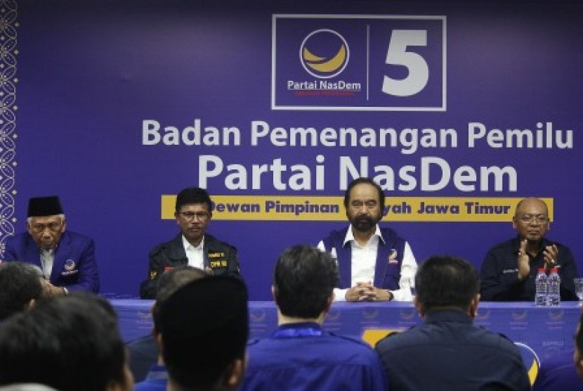 Ketua Umum Partai Nasdem Surya Paloh (kedua kanan), Sekjen Johnny Plate (kedua kiri), Ketua Badan Pemenangan Pemilu (Bappilu) DPP Partai Nasdem Effendy Choirie (kiri) dan Ketua DPW Partai Nasdem Jawa Timur Rendra Kresna (kanan) menghadiri peresmian gedung dan pengukuhan Bappilu DPW Partai Nasdem Jatim di Surabaya, Jawa Timur, Ahad (8/4). Peresmian gedung dan pengukuhan anggota Bappilu Partai Nasdem tersebut guna merealisasikan target memenangkan Partai Nasdem di Jawa Timur pada pemilu yang akan datang. 