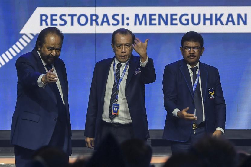 Ketua Umum Partai NasDem Surya Paloh (kiri) bersama Majelis Tinggi Partai Nasdem Jan Darmadi (tengah) dan Sekjen Partai NasDem Johnny G Plate (kanan) menghadiri saat Rapat Kerja Nasional (Rakernas) Partai NasDem di Jakarta Convention Center (JCC) Senayan, Jakarta, Rabu (15/6/2022). 