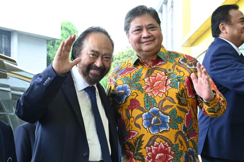 Ketua Umum Partai Nasdem Surya Paloh (kiri) menemui Ketua Umum DPP Partai Golkar Airlangga Hartarto (kanan) di Kantor DPP Partai Golkar, Jakarta, Rabu (1/2/2023).