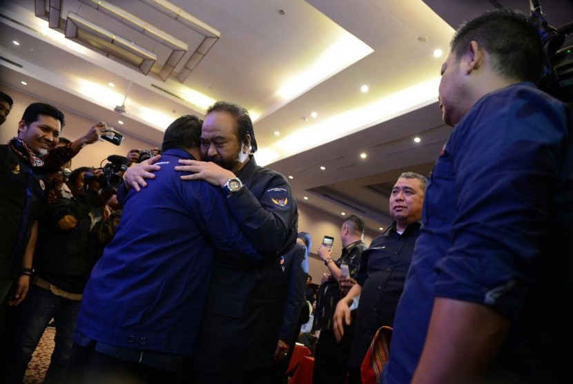 Ketua Umum Partai Nasdem Surya Paloh memeluk mantan Gubernur Sulawesi Barat Anwar Adnan Saleh. Anwar mendeklarasikan diri bergabung dengan Partai NasDem di Mamuju, Sulawesi Barat, Sabtu (24/3).