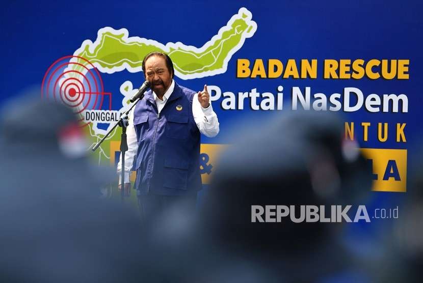 Ketua Umum Partai NasDem Surya Paloh memimpin jalannya pelepasan Tim Medis Badan Rescue NasDem ke Palu dan Donggala, Sulawesi Tengah di kantor DPP Partai NasDem, Jakarta, Ahad (30/9).