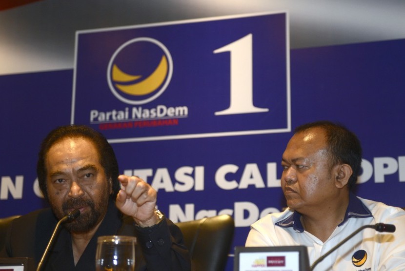 Ketua Umum Partai Nasional Demokrat (NasDem) Surya Paloh (kiri) didampingi Sekjen partai NasDem Patrice Rio Capella (kanan) 