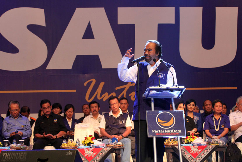 Ketua umum Partai Nasional Demokrat Surya Paloh memberikan sambutan pada kampanye terakhir Partai Nasdem di Yogyakarta, Sabtu (5/4). 