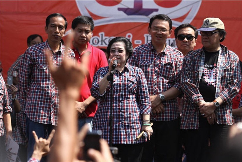 Ketua Umum partai PDI Perjuangan, Megawati Soekarno Putri (tengah), menyampaikan orasi dalam kampanye terbuka yang bertajuk 