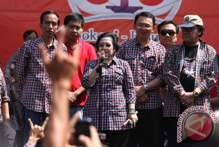 Ketua Umum partai PDI Perjuangan Megawati Soekarno Putri (tengah) menyampaikan orasi didampingi Calon Gubernur DKI Jakarta Joko Widodo (kiri), Calon wakil Gubernur DKI Jakarta Basuki T Purnama (ketiga kanan) dan anggota DPR Fraksi PDI Perjuangan Maruar Sir