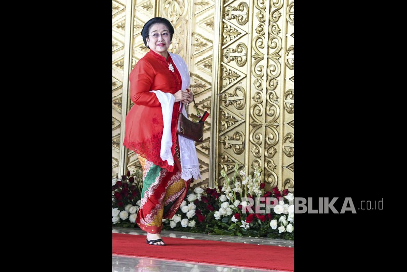 Ketua Umum Partai PDI Perjuangan Megawati Soekarnoputri memasuki ruang pelantikan anggota DPR RI di Kompleks Parlemen, Senayan, Jakarta Selasa (1/10/2019). 