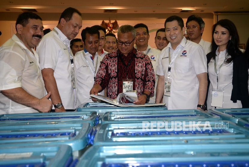 Chairman of Perindo party Hary Tanoesoedibjo talked with KPU Chairman Arief Budiman when he registering his party to the General Election Commission, Jakarta, Monday (October 9).