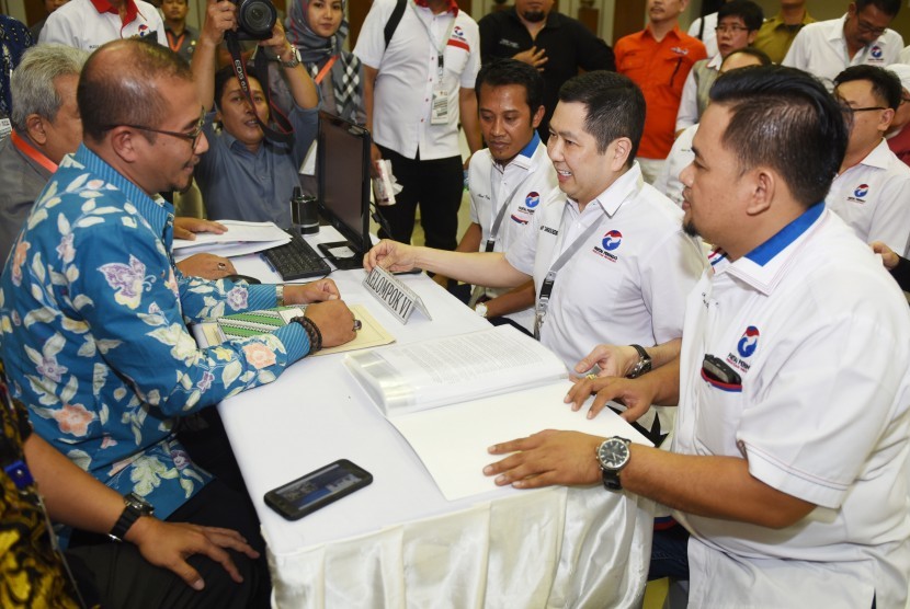 Ketua Umum Partai Perindo Hary Tanoesoedibjo (kedua kanan) mendaftarkan partainya ke KPU Pusat di Jakarta, Senin (9/10). Nasdem jadi partai pertama yang resmi daftar Pemilu 2019.