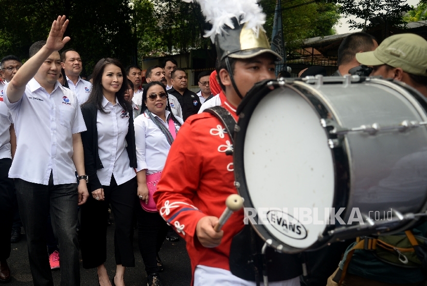 Ketua Umum Partai Perindo Hary Tanoesoedibjo melambaikan tangan saat mendaftarkan partainya ke KPU Pusat, Jakarta, Senin (9/10). 