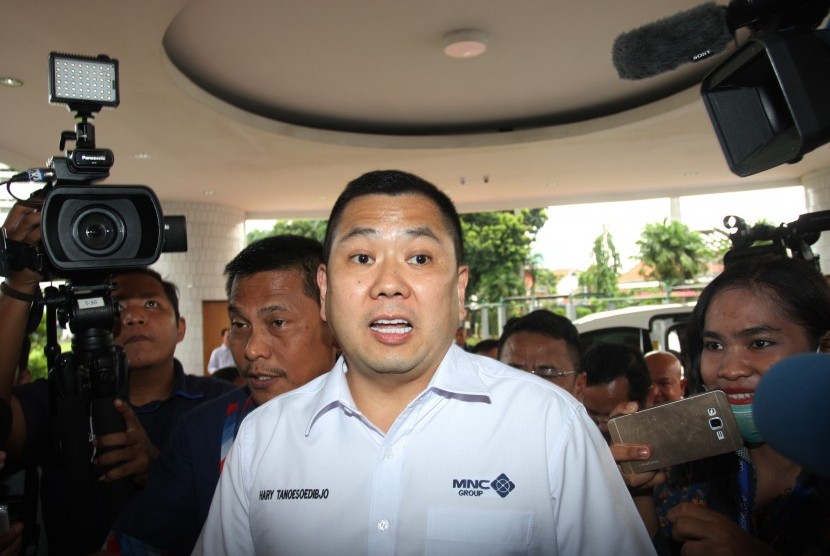   Ketua Umum Partai Perindo Hary Tanoesoedibjo memasuki gedung saat akan menjalani pemeriksaan di Kejaksaan Agung, Jakarta, Senin (11/4). 