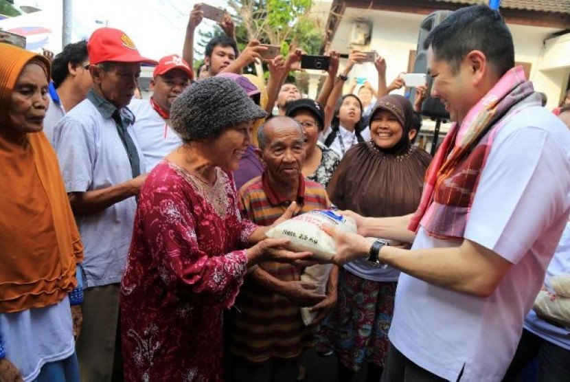 Ketua Umum Partai Perindo, Hary Tanoesoedibjo memberikan secara langsung paket beras 2,5 Kg kepada warga di kawasan Mustika Raya, Sumur Batu, Kemayoran, Jakarta Pusat, Ahad (5/11).