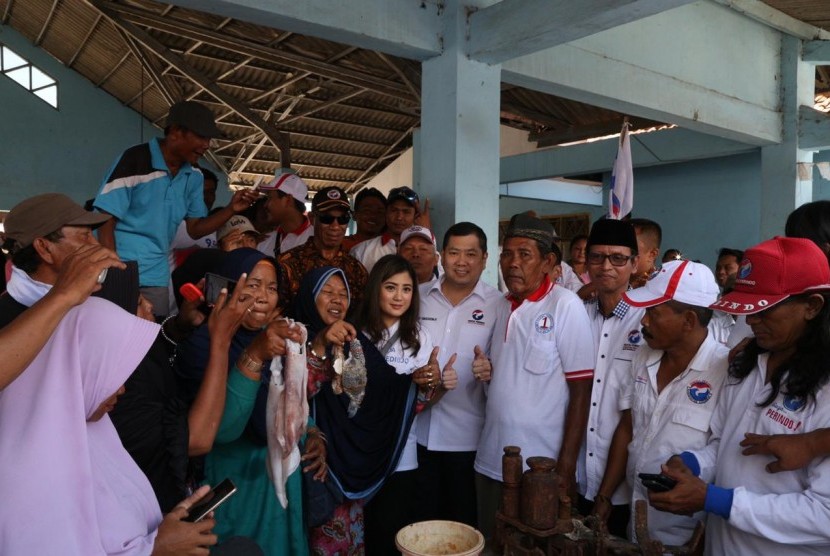 Ketua Umum Partai Perindo Hary Tanoesoedibjo mendengarkan harapan kelompok-kelompok nelayan di Tempat Pelelangan Ikan Kluwut, Brebes, Jawa Tengah.