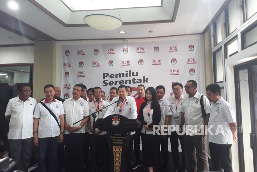 Ketua Umum Partai Perindo memberikan keterangan pers usai mendaftarkan bakal calon anggota legislatif di Kantor KPU, Selasa (17/7). 