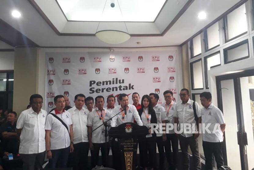 Ketua Umum Partai Perindo memberikan keterangan pers usai mendaftarkan bakal calon anggota legislatif di Kantor KPU, Selasa (17/7). 