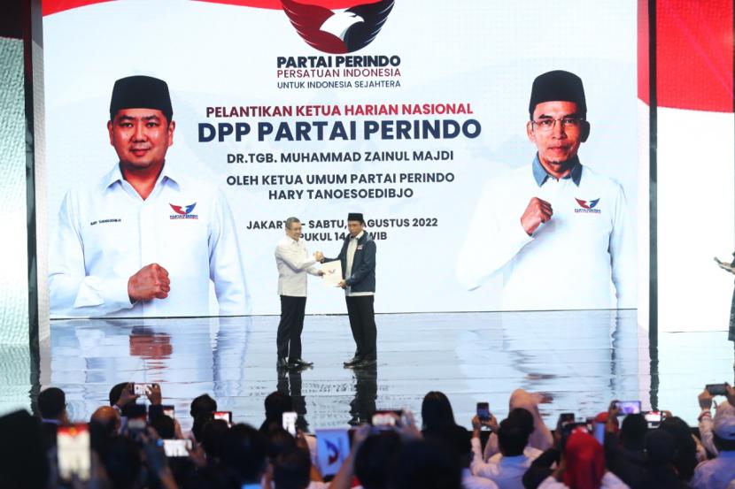 Ketua Umum Partai Persatuan Indonesia (Perindo) Hary Tanoesoedibjo resmi melantik Dr Tuan Guru Bajang (TGB) Muhammad Zainul Majdi sebagai Ketua Harian Nasional DPP Partai Perindo di Jakarta Pusat, Sabtu (6/8/2022).