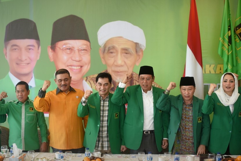 Ketua Umum PPP hasil muktamar Jakarta Djan Faridz (ketiga kanan) bersama Sekjen PPP Dimyati Natakusumah (ketiga kiri), mendeklarasikan dukungan kepada pasangan Basuki Tjahaya Purnama (Ahok) - Djarot Saiful Hidayat di Kantor DPP PPP, Jakarta, Jumat (7/10). 