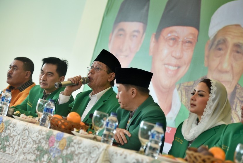 Ketua Umum PPP hasil muktamar Jakarta Djan Faridz (tengah) serta sejumlah kader PPP  mendeklarasikan dukungan kepada pasangan Basuki Tjahaya Purnama (Ahok) - Djarot Saiful Hidayat di Kantor DPP PPP, Jakarta,