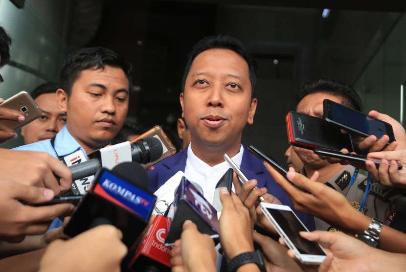 Ketua Umum Partai Persatuan Pembangunan (PPP) M Romahurmuziy (tengah) menjawab pertanyaan wartawan usai menjalani pemeriksaan di Gedung KPK, Jakarta, Kamis (23/8). 