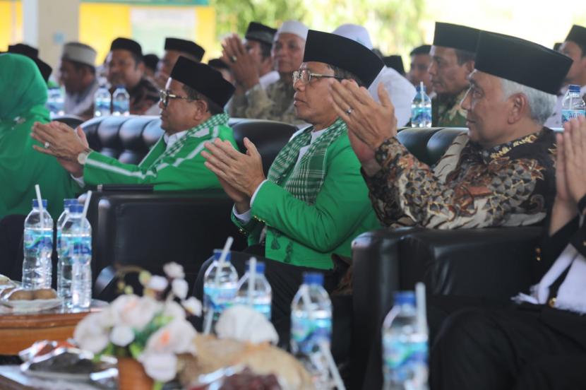 Ketua Umum Partai Persatuan Pembangunan (PPP) Muhamad Mardiono bersilaturahmi ke Dayah Modern Tgk Chiek Oemar Diyan, di Aceh Besar. 