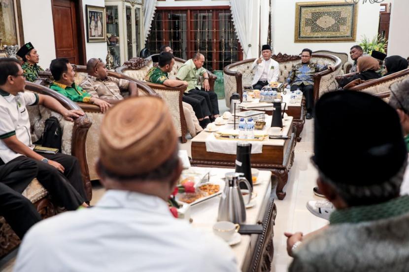 Ketua Umum Partai Persatuan Pembangunan (PPP) Muhamad Mardiono melakukan konsolidasi politik bersama Ketua Dewan Pimpinan Wilayah (DPW) PPP se-Indonesia Timur, di kediaman salah satu kader, Gowa, Sulawesi Selatan. 