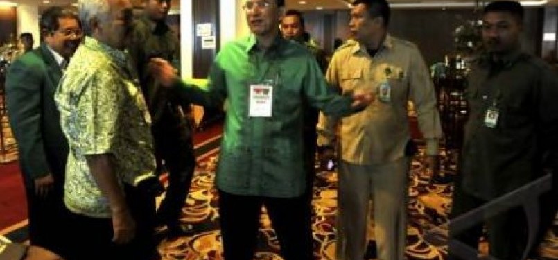 Ketua Umum Partai Persatuan Pembangunan (PPP), Suryadharma Ali (tengah), di ruang sidang paripurna Muktamar VII PPP di Hotel Panghegar, Bandung, Senin (4/7).