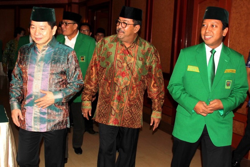 Ketua Umum Partai Persatuan Pembangunan (PPP) versi Mukhtamar Surabaya Muhammad Romahurmuziy (kanan) berjalan bersama Ketua Majelis Pertimbangan Partai Soeharso Manoarfa (kiri) danPlt Gubernur Banten Rano Karno (tengah) pada acara Koordinasi Nasional PPP, 