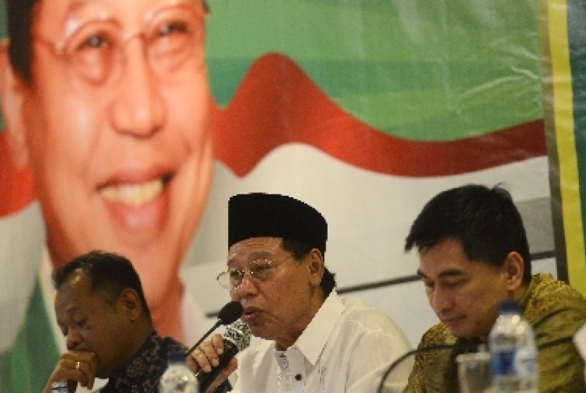 Ketua Umum Partai Persatuan Pembangunan (PPP) versi muktamar Jakarta Djan Faridz (tengah).