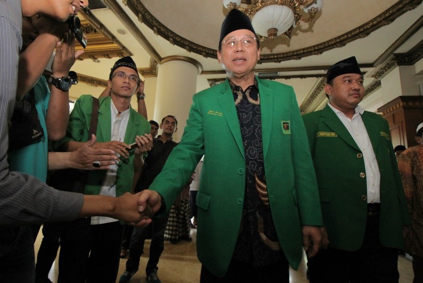 Ketua Umum Partai Persatuan Pembangunan (PPP) versi Muktamar Jakarta, Djan Faridz, (kedua kanan) berjabat tangan dengan partisan PPP saat Rapat Pimpinan Wilayah III PPP Jawa Timur di Surabaya, Jawa Timur, Jumat (8/4).