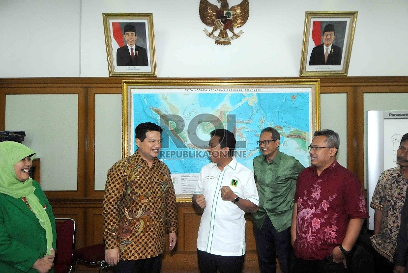Ketua Umum Partai Persatuan Pembangunan (PPP) versi muktamar PPP Surabaya, Jawa Timur, Romahurmuziy (kanan) disambut oleh Ketua KPU Husni Kamil Manik (kiri) di Gedung KPU, Jakarta, Selasa (27/1). (Republika/Agung Supriyanto)