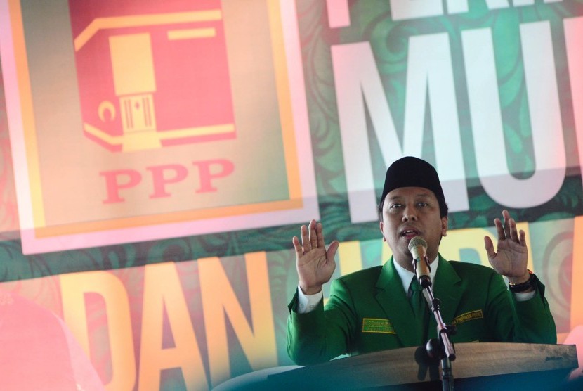 Ketua Umum Partai Persatuan Pembangunan (PPP) versi muktamar Surabaya, M. Romahurmuziy memberikan sambutan dalam acara HUT Partai PPP ke-42 di kantor DPC PPP, Cibinong, Bogor, Jabar, Kamis (12/3).