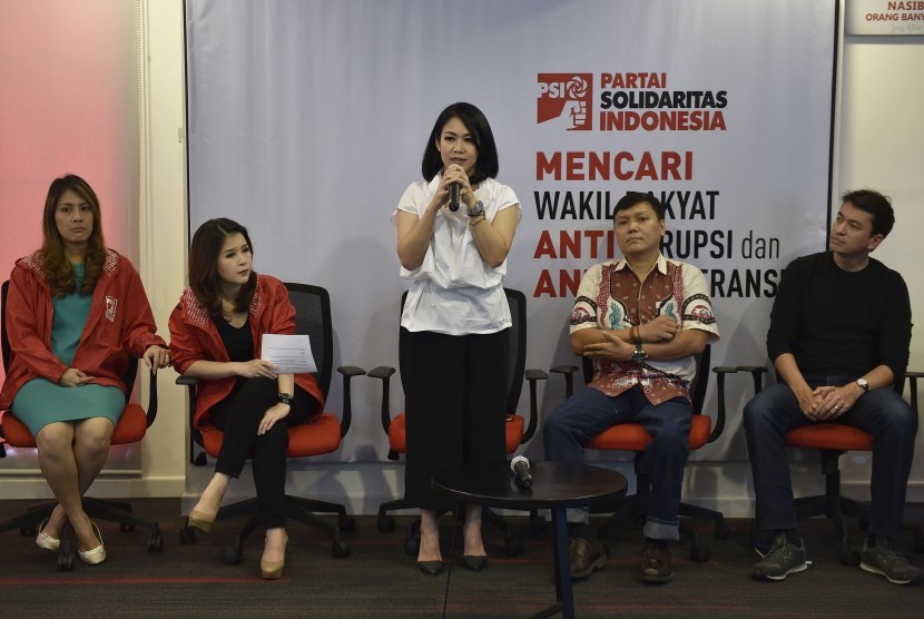 Ketua Umum Partai Solidaritas Indonesia (PSI) Grace Natalie (kedua kiri) mendengarkan pemaparan visi dan misi tiga orang pengacara muda Dini Shanti Purwono (tengahi), Surya Tjandra (kedua kanan) dan Rian Ernest Tanudjaja (kanan) saat pendaftaran calon anggota legislatif PSI di Jakarta, Selasa (31/10). 