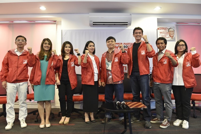 Ketua Umum Partai Solidaritas Indonesia (PSI) Grace Natalie (ketiga kiri) bersama Sekjen PSI Raja Juliantoni (kedua kanan), pengurus PSI dan tiga orang pengacara muda Dini Shanti Purwono (keempat kiri), Surya Tjandra (keempat kanan) serta Rian Ernest Tanudjaja (ketiga kanan) berpose saat pendaftaran calon anggota legislatif PSI di Jakarta, Selasa (31/10). 