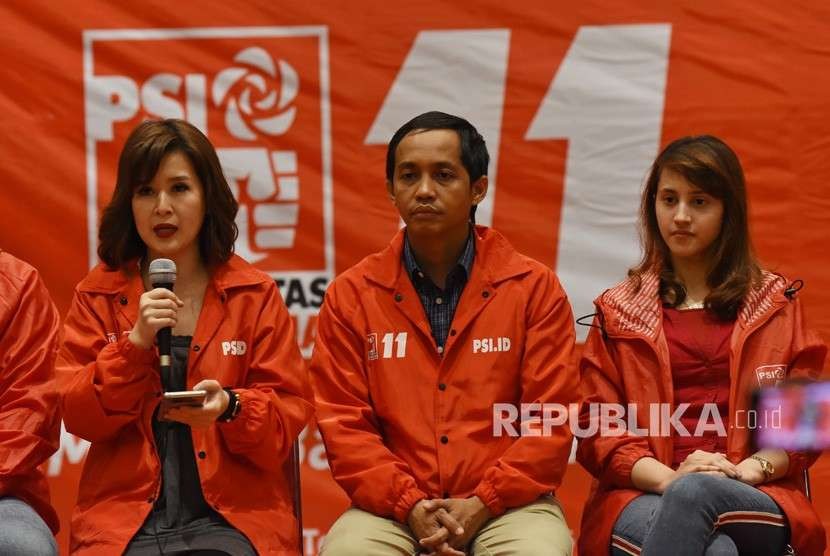Ketua Umum Partai Solidaritas Indonesia (PSI) Grace Natalie (kiri) didampingi Sekjen Raja Juli Antoni (tengah), dan Ketua DPP Tsamara Amany (kanan) memberikan keterangan pers terkait sikap partai pada Pemilihan Presiden 2019 di Jakarta, Sabtu (11/8)
