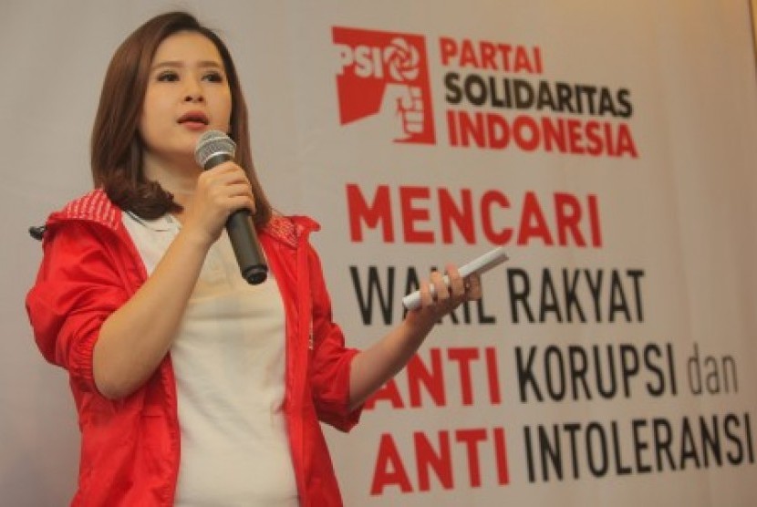 Ketua Umum Partai Solidaritas Indonesia (PSI) Grace Natalie memberikan keterangan kepada media terkait pembukaan pendaftaran Calon Legislatif PSI di kantor DPP PSI, Jakarta, Minggu (27/8). PSI secara resmi membuka pendaftaran bagi warga Indonesia untuk maju sebagai anggota DPR pada Pemilu 2019.