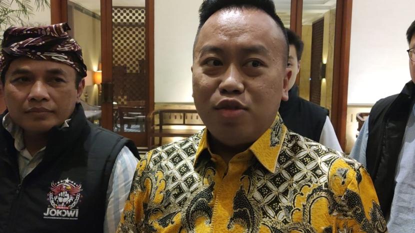 Ketua Umum Pasbata David Febrian (kanan) dan Sekjen Pasbata Budianto Hadinegoro (kiri) melaporkan pakar telematika Roy Suryo ke Bareskrim Polri..