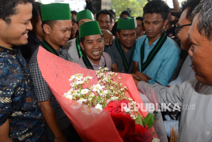  Ketua Umum PB HMI, Mulyadi P Tamsir (tengah) memberikan bunga kepada perwakilan dari Komisi Pemberantasan Korupsi (KPK) saat menggelar aksi damai di Gedung KPK, Jakarta, Selasa (10/5).  (Republika/ Raisan Al Farisi)
